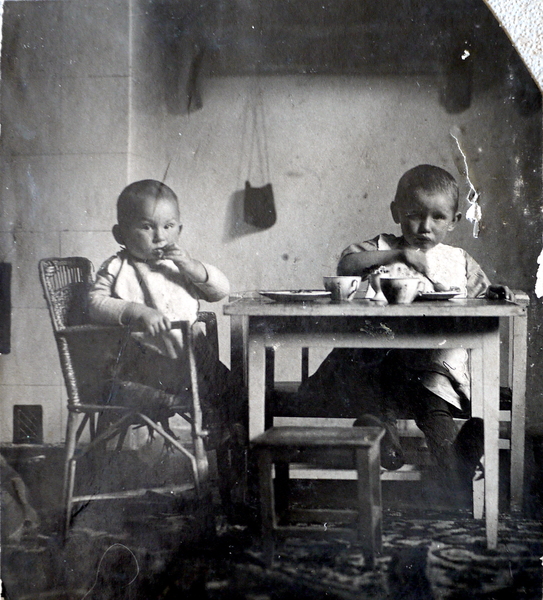 Надя и Ваня Левитские в детской. Ок. 1928 г.