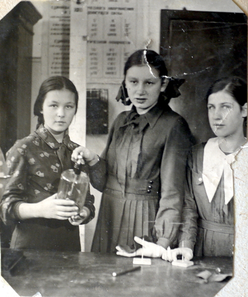 В школе. Слева направо: Люся Немировская, Надя Левитская, Лида Смирнова. 1941 г.