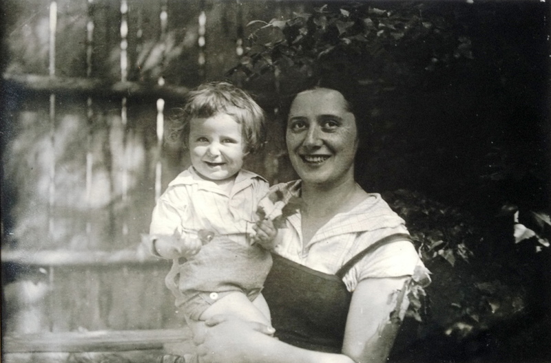 Леонид Жуховицкий с&nbsp;матерью. Ок. 1934 г.
