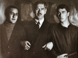 К.И.&#8201;Чуковский с&#160;сыновьями Николаем и&#160;Борисом. Ленинград, 1927. Фотография М.С.&#8201;Наппельбаума