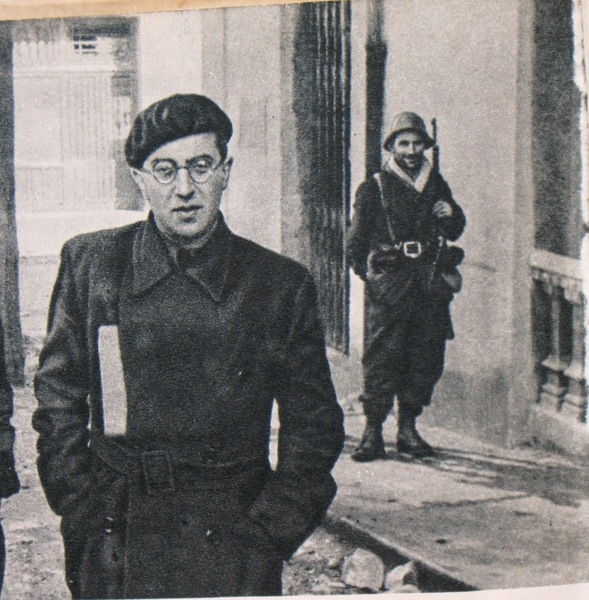 Михаил Кольцов в&#160;Испании. 1936 г.&#160;Автор Unk&#160;/ Снято на&#160;фотоаппарат &#171;ФЭД&#187; Михаила Кольцова (собственная работа photo) [Public domain], через Викисклад