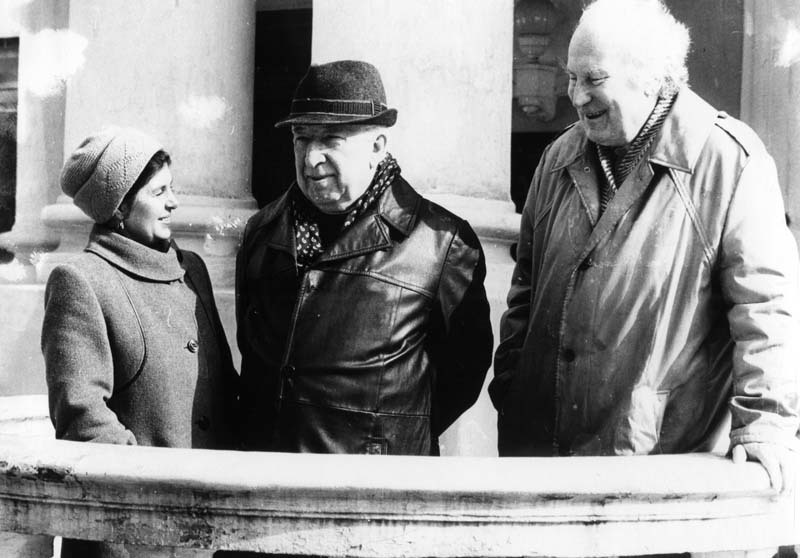 Слева направо В. Коростелёва, Р. Гамзатов, Г.&#160;Куницын. Переделкино, 1992. Источник фото: www.rospisatel.ru