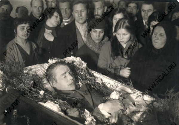 Фотография гражданской панихиды по Есенину Сергею Александровичу. Среди присутствующих: Есенина Александра Александровна, Эрлих Вольф Иосифович, Райх Зинаида Николаевна, Пильняк Борис Андреевич, Есенина Татьяна Федоровна, Орешин Петр Васильевич, Казин Василий Васильевич, Иванов Всеволод Вячеславович, Якулов Георгий Б., Толстая София Андреевна, [Берзинь Анна Абрамовна], Александровский Василий Дмитриевич, Наседкин Василий Федорович, Мейерхольд Всеволод Эмильевич, Мариенгоф Анатолий Борисович и другие. 30.12.1925. РГАЛИ