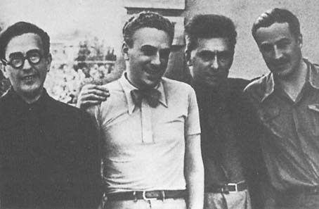 Поэт Эмилио Прадос, Овадий Савич, Илья Эренбург и поэт Хосе Эррера Петере в Барселоне