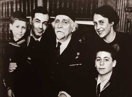 Р. Н. <span class="nobr">Зелинская-Платэ</span> с отцом Н. Д.Зелинским, мужем А. Ф. Платэ и сыновьями (Фото из книги «Среди химиков и художников. Дневники моей жизни»)