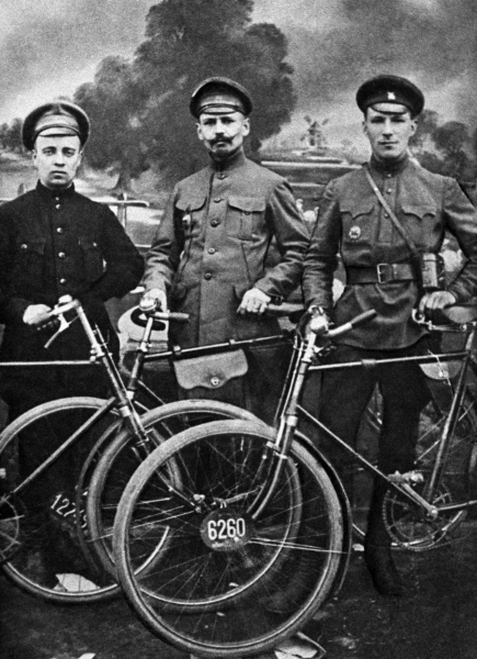 Лев Термен (крайний справа). 1917 или 1918 гг. Источник фото: РИА Новости