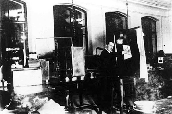 Лев Термен демонстрирует телевизионное устройство. 1926