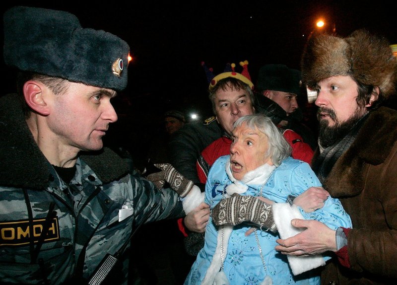 Полицейские задерживают Людмилу Алексееву во время акции «<span class="nobr">Стратегии-31</span>» на Триумфальной площади, 31 декабря 2009 года Михаил Воскресенский / Reuters / Scanpix / LETA