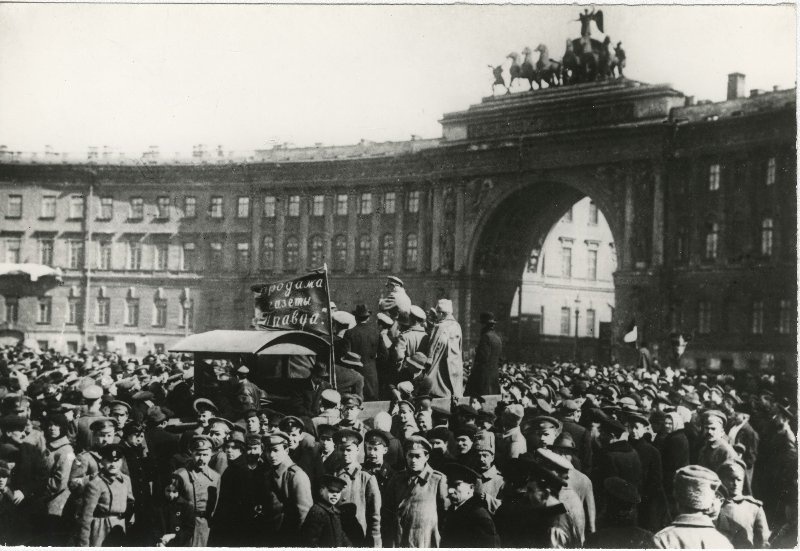 Киоск газеты «Правда» на Дворцовой площади. 1917. Источник фото: russiainphoto.ru