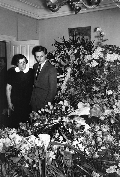 Вдова Зинаида Николаевна и сын Леонид у гроба Бориса Пастернака. 2 июня 1960. Источник фото: <span class="nobr">pasternak-trust</span>.org
