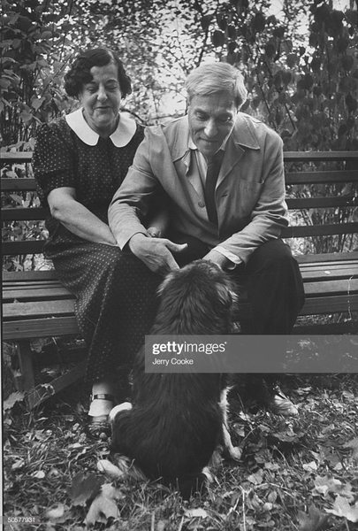 Зинаида и Борис Пастернак. Переделкино, октябрь 1958. Источник фото: Getty Images