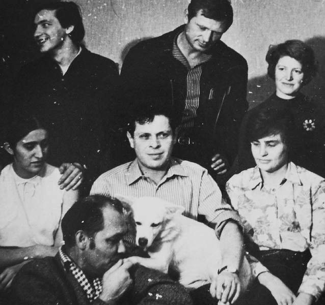 Юрий Карякин прощается с Томиком и Анатолием Якобсоном. Позади Якобсона – Виталий Рекубратский, слева – Александр Даниэль и Екатерина Великанова. Фото из архива Георгия Ефремова. Источник: www.antho.net