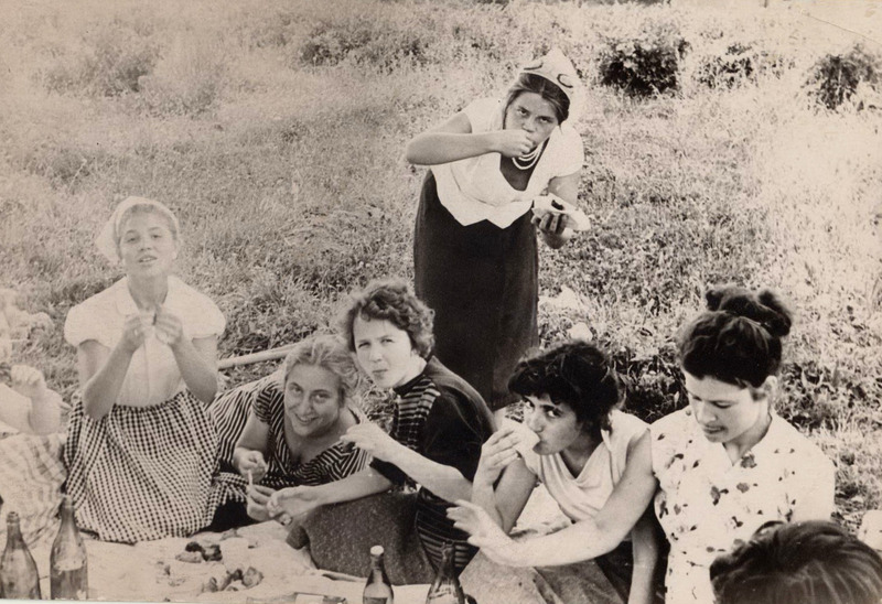 Практика  на Кавказе.  Армения (4 курс). Август  1959.  «Шашлык». Сидят: Л. Костина,  В. Ланова,  Г. Загянская,  В. Кашкалда,  стоит – М.  Реформатская. Фото из архива О. С. Поповой