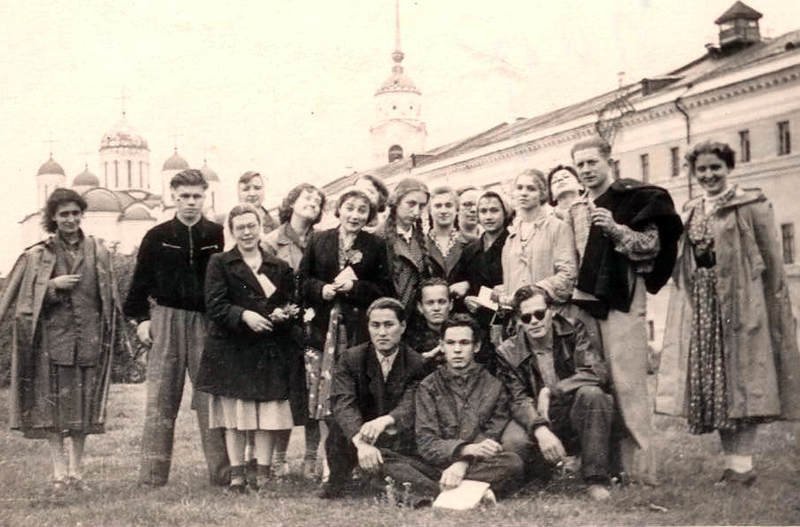 Практика  во Владимире (1 курс).  Лето  1956.  Стоят, слева  направо:  Г. Загянская,  Ю. Журбанов,  И. Жаркова,  над ней – Е. Виноградова,  Н. Поскрёбышева,  В. Писак (Вольпина),  за ней (?), О. Витлина (Попова), М. Свидерская,  О. В. Зонова  – руководитель  практики, Т. Филаретова,  Л. Костина  (Казакова),  И. Берхин  (Свирида),  А. Тимофеев,  М. Баландина  (Мартынова).  Сидят: А. Тян,  В. Плужников,  за ним  С. Усков  (Филиппов),  Н. Кишилов. Фото М. Реформатской