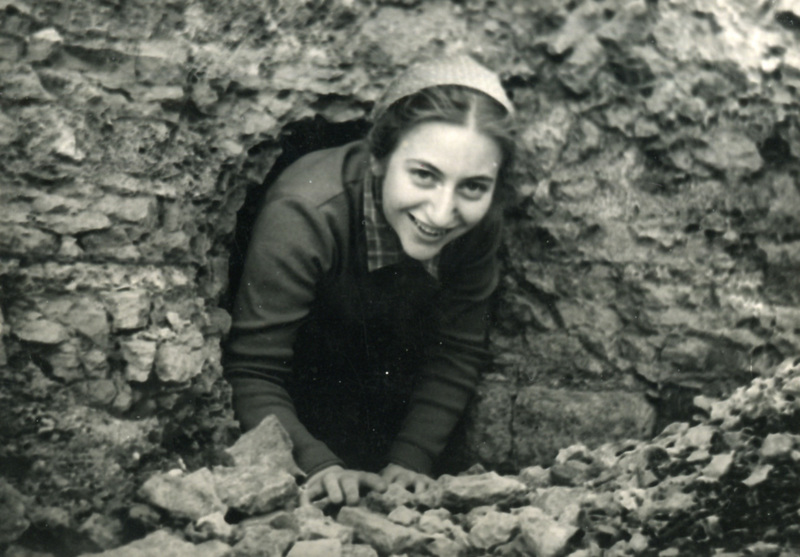 В амбразуре крепостной стены на Снятной горе (Псков)". 1957. Фото М. Реформатской
