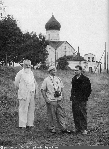А. В. Арциховский, Б. А. Колчин и В. Л. Янин у восстановленной в 1952 г. церкви Иоанна Богослова на Витке. Фото с https://pastvu.com/p/240180