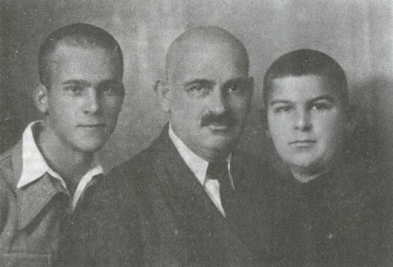 Слева направо: Андрей Владимирович Трубецкой, Николай Алексеевич Бобринский с сыном Николаем. Москва, 1939. Источник фото: tutunov.org