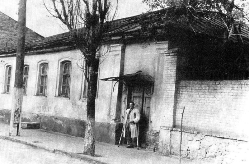 Арсений Тарковский у дома детства. Кировоград (Елисаветград), 1955 г.