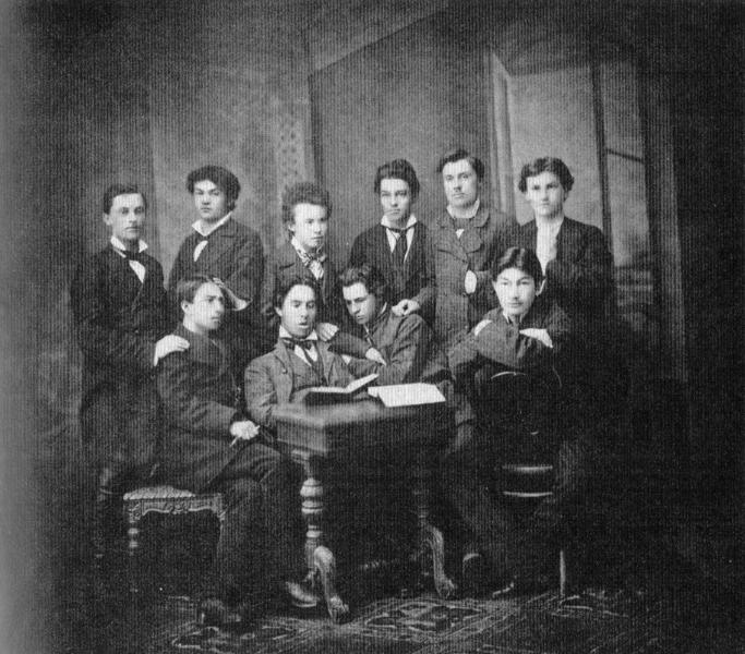 Александр Тарковский (первый справа стоит) и Евгений Чикаленко (второй справа сидит) — ученики <span class="nobr"><span class="nobr">6-го</span></span> класса Елисаветградского реального училица