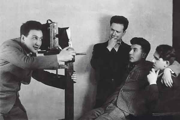 В. Плучек, А. Арбузов, А. Гладков. У фотоаппарата И. Шток. <span class="nobr">1930-е</span> гг. РГАЛИ. Источник: www.<span class="nobr">nasledie-rus</span>.ru