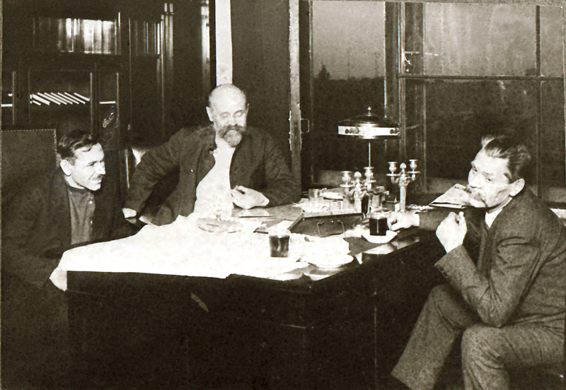 И. М. Гронский, И. И. <span class="nobr">Скворцов-Степанов</span>, М. Горький в редакции «Известий». 1927 (?). Источник: архив семьи Гронских
